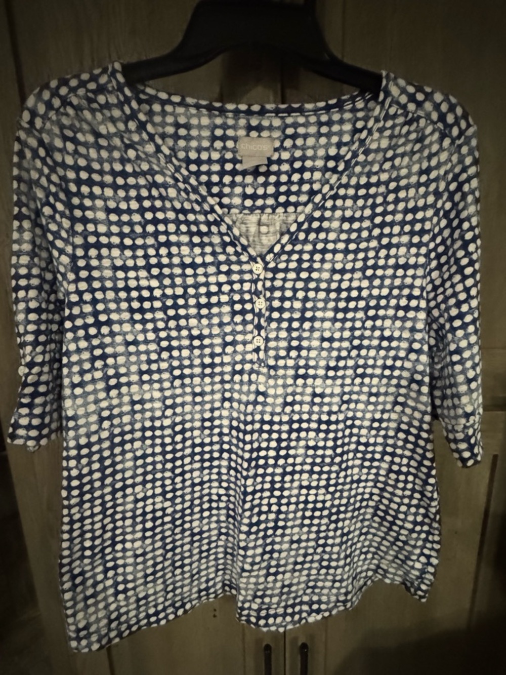 Chico's Sz M Blue and White Dot Henley Top VGUC 😊😊
